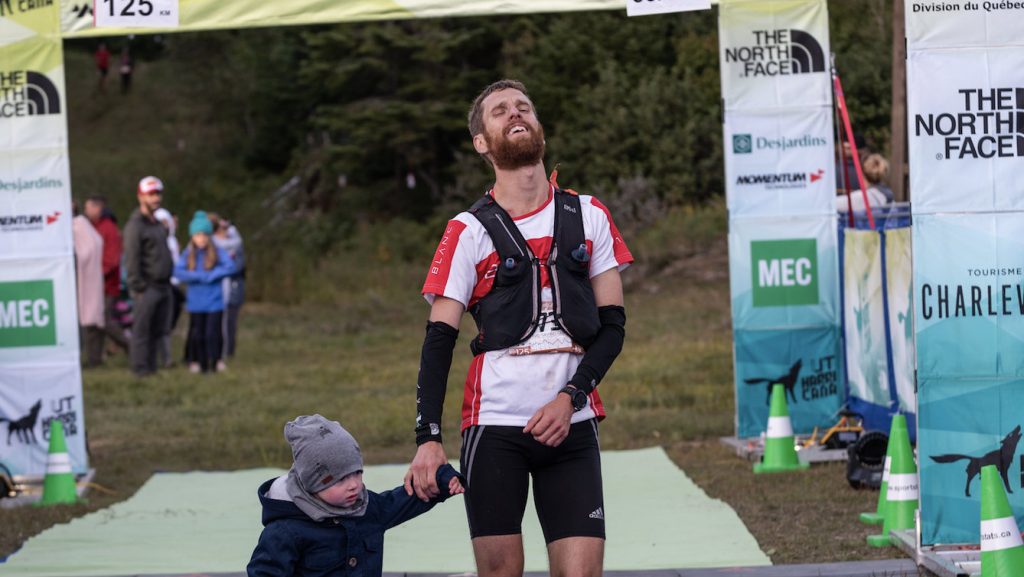 David Savard-Gagnon avec son garçon à son arrivée du 125 km de l'Ultra-Trail Harricana - photo: UTHC