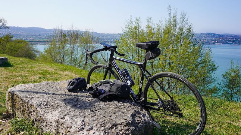 Gravel bike on online indoor trainer