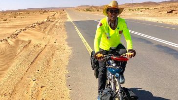 Karim Mosta sur son vélo entre Casa et La Mecque