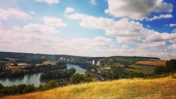 Sur les falaises de calcaire de Normandie, le long de la vallée de la Seine, où passe notamment le Trail des Rois Maudits