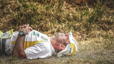 Un coureur étendu au sol
